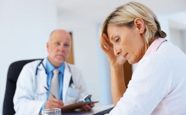 Eine Frau mit Anzeichen von Anogenitalwarzen bei einem Arzttermin. 
